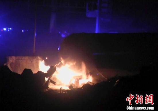 火災(zāi)現(xiàn)場，可以看到一個(gè)儲氣罐正在熊熊燃燒。