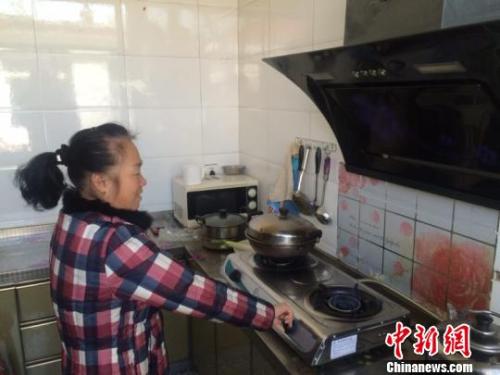 圖為居民用燃氣灶做飯?！±钔ヒ?攝